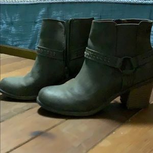 Woman’s size 6 brown/tan boots by Roxy